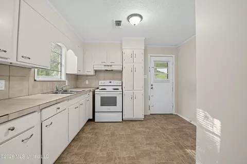 Kitchen - 3976 Rainey Rd, Jackson, MS 39212 photo 2 of 2