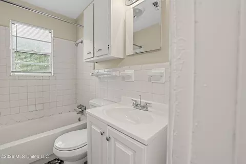 Bath - 3976 Rainey Rd, Jackson, MS 39212 photo 1 of 2