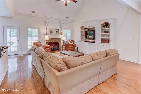 Living - 3914 Saddle Bnd, Olive Branch, MS 38654 photo 2 of 6