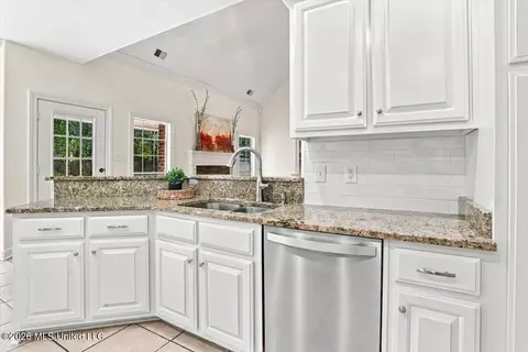 Kitchen - 3914 Saddle Bnd, Olive Branch, MS 38654 photo 4 of 5