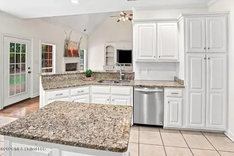 Kitchen - 3914 Saddle Bnd, Olive Branch, MS 38654 photo 2 of 5