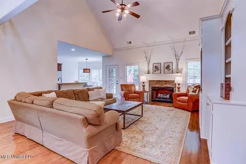 Living - 3914 Saddle Bnd, Olive Branch, MS 38654 photo 4 of 6
