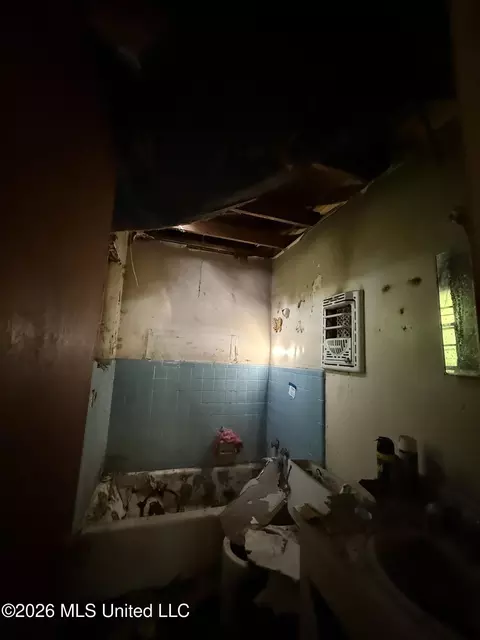 Bath - 10 King Cir, Natchez, MS 39120 photo 1 of 1