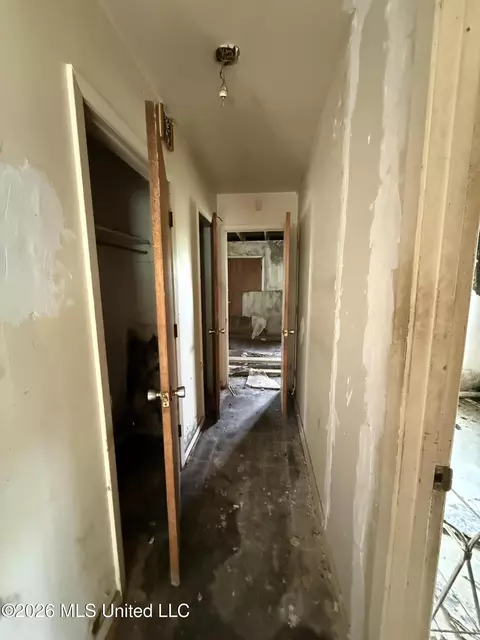 Entry Way - 10 King Cir, Natchez, MS 39120 photo 2 of 4