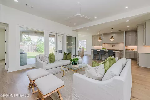 Living - 461 Whittington Cir, Madison, MS 39110 photo 2 of 3