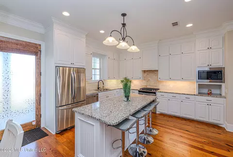 Kitchen - 285 Winterfield Ct, Brandon, MS 39042 photo 2 of 4
