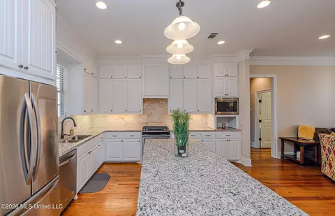 Kitchen - 285 Winterfield Ct, Brandon, MS 39042 photo 3 of 4