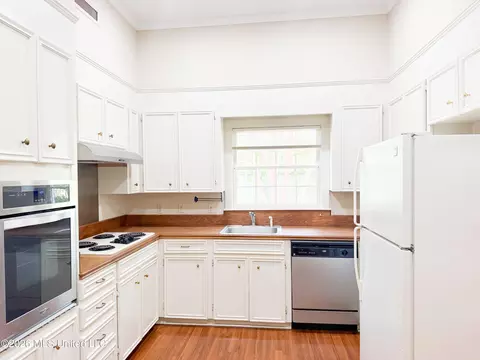 Kitchen - 21 Oakhurst Dr, Natchez, MS 39120 photo 1 of 3