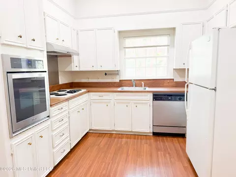 Kitchen - 21 Oakhurst Dr, Natchez, MS 39120 photo 2 of 3