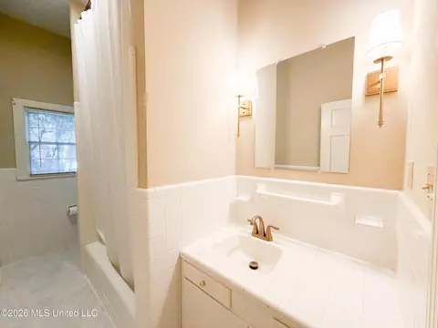 Bath - 21 Oakhurst Dr, Natchez, MS 39120 photo 1 of 3