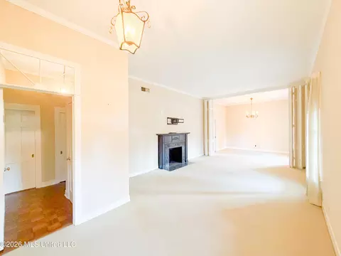 Living - 21 Oakhurst Dr, Natchez, MS 39120 photo 2 of 4