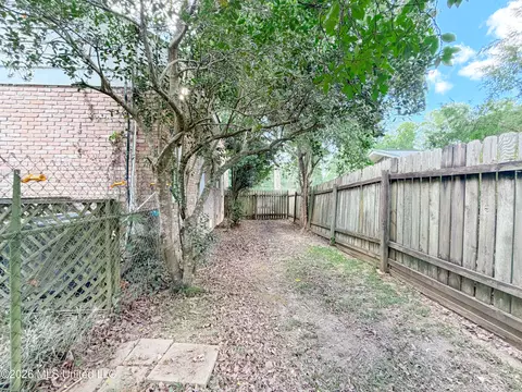 Exterior - 21 Oakhurst Dr, Natchez, MS 39120 photo 5 of 6