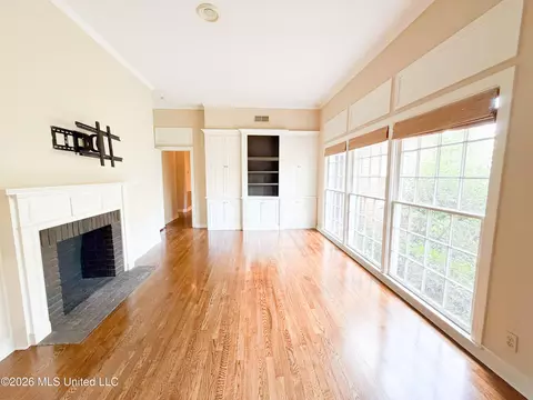 Living - 21 Oakhurst Dr, Natchez, MS 39120 photo 3 of 4