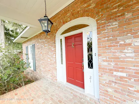 Exterior - 21 Oakhurst Dr, Natchez, MS 39120 photo 3 of 6