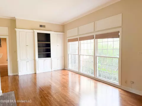 Living - 21 Oakhurst Dr, Natchez, MS 39120 photo 4 of 4