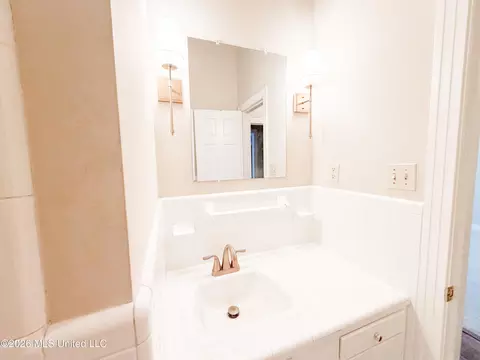 Bath - 21 Oakhurst Dr, Natchez, MS 39120 photo 2 of 3