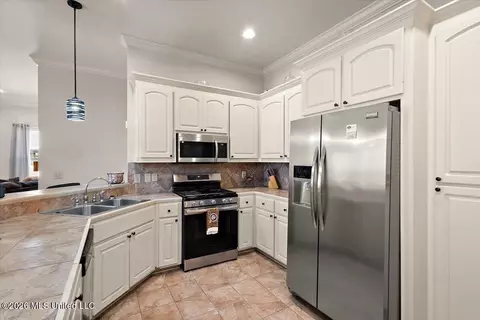 Kitchen - 307 Carr Meadow Dr, Ridgeland, MS 39157 photo 2 of 2