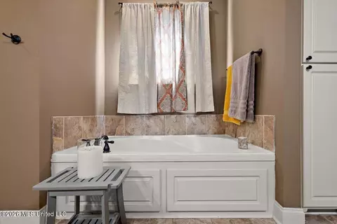 Bath - 307 Carr Meadow Dr, Ridgeland, MS 39157 photo 1 of 3