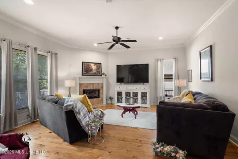 Living - 307 Carr Meadow Dr, Ridgeland, MS 39157 photo 1 of 2
