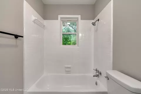 Bath - 108 Crimson Ln, Brandon, MS 39042 photo 3 of 5