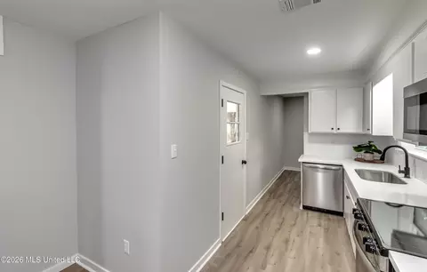 Entry Way - 108 Crimson Ln, Brandon, MS 39042 photo 3 of 4