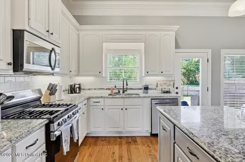 Kitchen - 2022 E Ridge Cir, Madison, MS 39110 photo 3 of 4