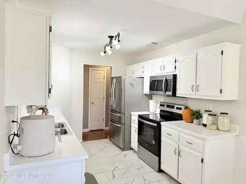 Kitchen - 9635 N Geneva Loop, Olive Branch, MS 38654 photo 2 of 2