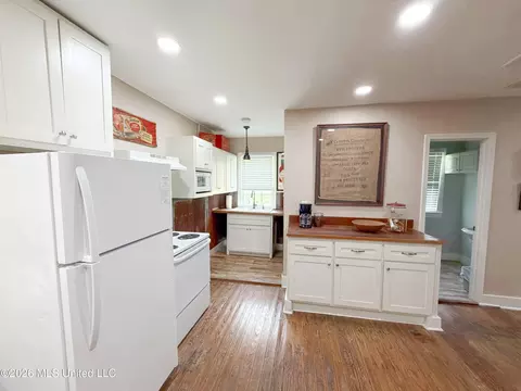 Kitchen - 623 N Wall St, Natchez, MS 39120 photo 3 of 5