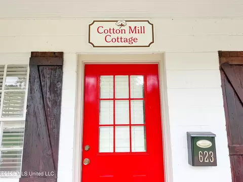 Exterior - 623 N Wall St, Natchez, MS 39120 photo 2 of 5