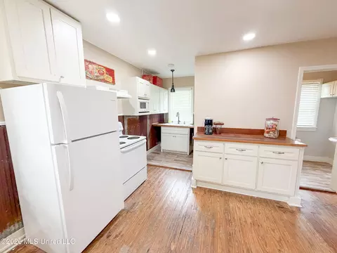 Kitchen - 623 N Wall St, Natchez, MS 39120 photo 4 of 5