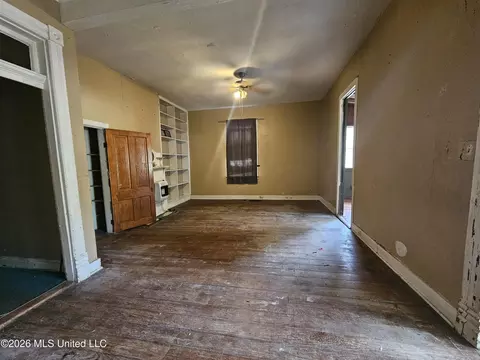 Living - 500 B St, Natchez, MS 39120 photo 1 of 2