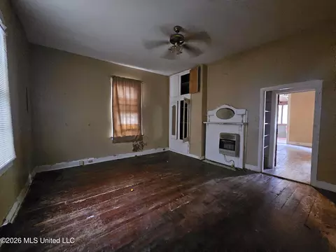 Living - 500 B St, Natchez, MS 39120 photo 2 of 2