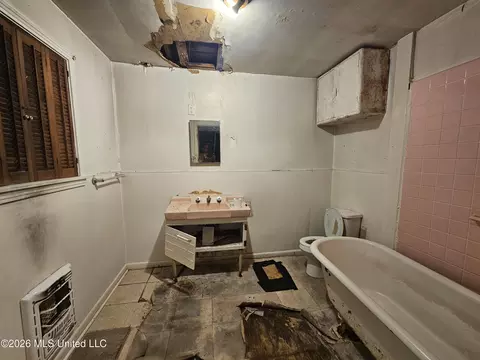 Bath - 500 B St, Natchez, MS 39120 photo 1 of 1