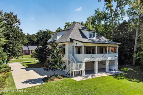 1305 Fort St, Ocean Springs, MS 39564