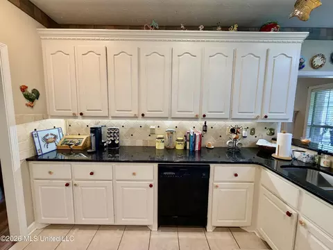 Kitchen - 2023 S Cobblestone Cv, Brandon, MS 39042 photo 1 of 4
