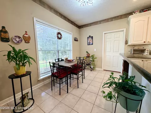 Dining - 2023 S Cobblestone Cv, Brandon, MS 39042 photo 3 of 3