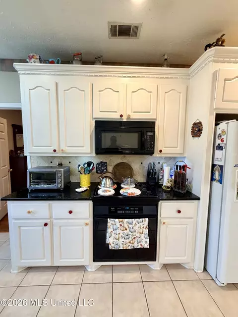 Kitchen - 2023 S Cobblestone Cv, Brandon, MS 39042 photo 2 of 4