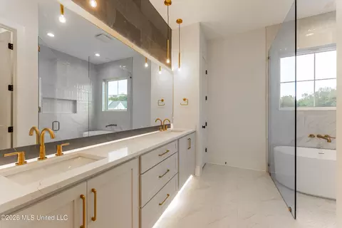 Bath - 277 Oakworth Dr, Hernando, MS 38632 photo 1 of 7
