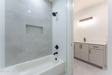 Bath - 277 Oakworth Dr, Hernando, MS 38632 photo 4 of 7