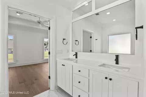 Bath - 400 Erickson Ln, Madison, MS 39110 photo 2 of 5