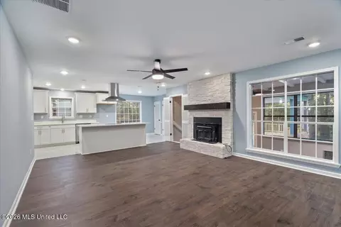 Living - 2398 Placid Cv, Nesbit, MS 38651 photo 1 of 3