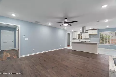 Living - 2398 Placid Cv, Nesbit, MS 38651 photo 2 of 3