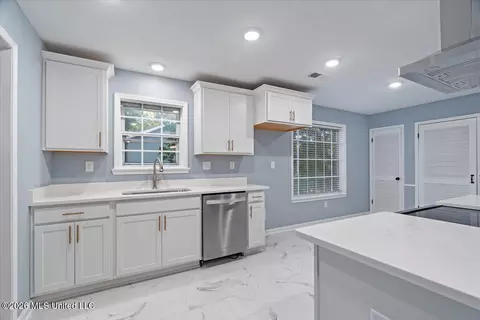 Kitchen - 2398 Placid Cv, Nesbit, MS 38651 photo 2 of 3