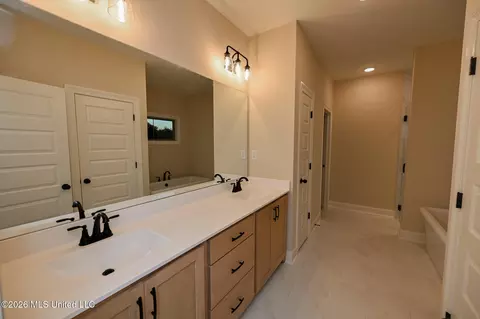 Bath - 2960 Molly Cv, Nesbit, MS 38651 photo 1 of 4