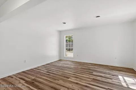 Living - 1226 Ferncrest Dr, Jackson, MS 39211 photo 2 of 7