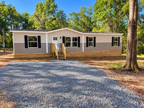 131 Pin Oak Dr, Poplarville, MS 39470