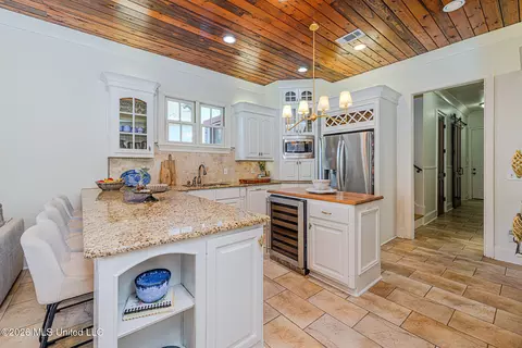 Kitchen - 121 Vinca Dr, Madison, MS 39110 photo 2 of 6