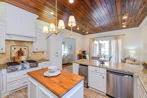 Kitchen - 121 Vinca Dr, Madison, MS 39110 photo 5 of 6