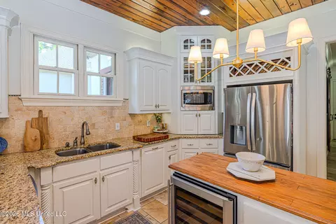 Kitchen - 121 Vinca Dr, Madison, MS 39110 photo 3 of 6
