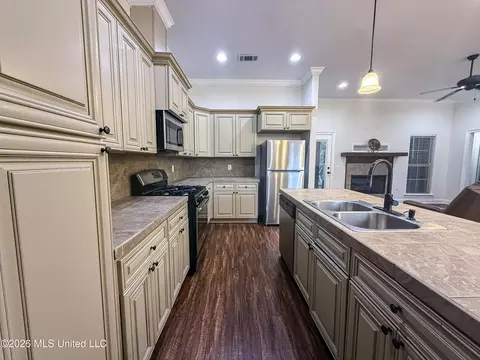 Kitchen - 154 Notting Hill Pl, Canton, MS 39046 photo 4 of 4